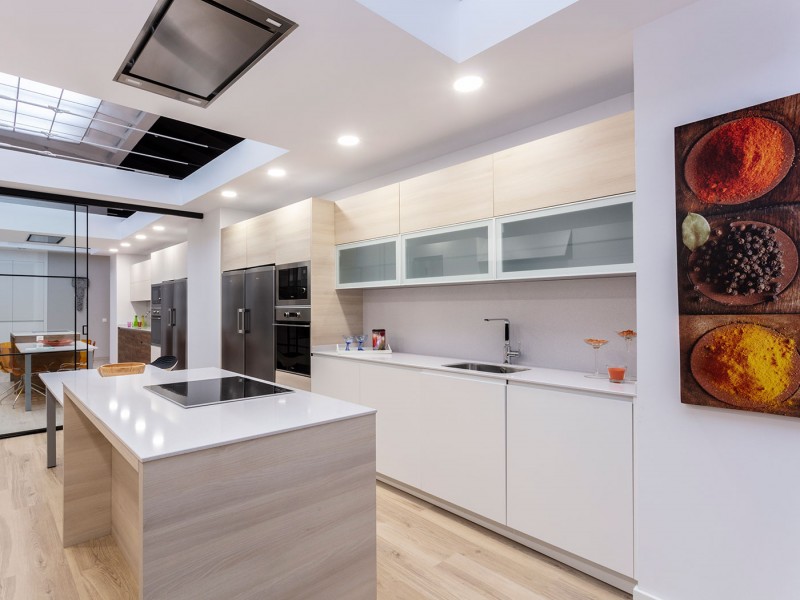 Cocina con isla Residencial Camellia Garden