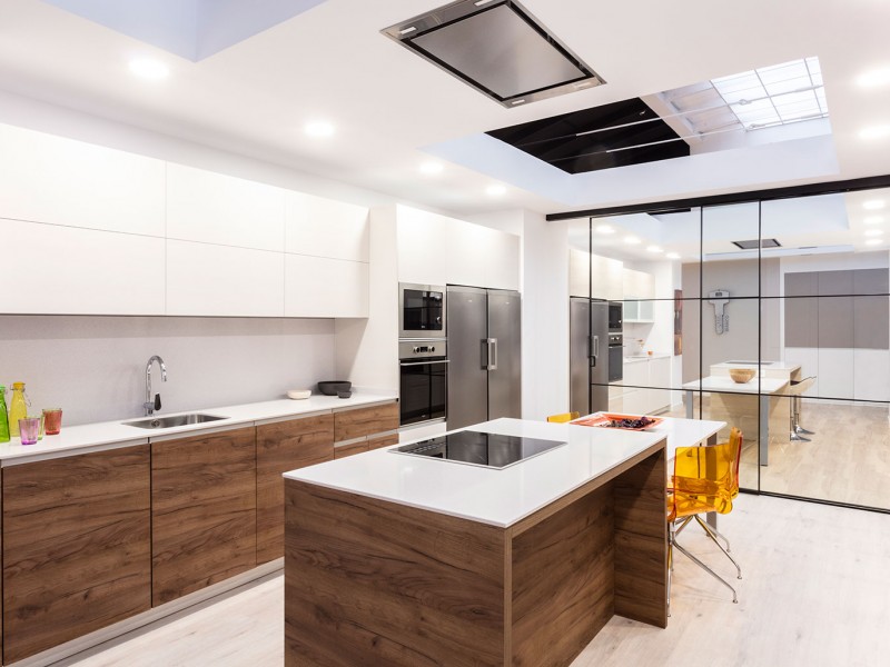 Cocina con isla Residencial Camellia Garden