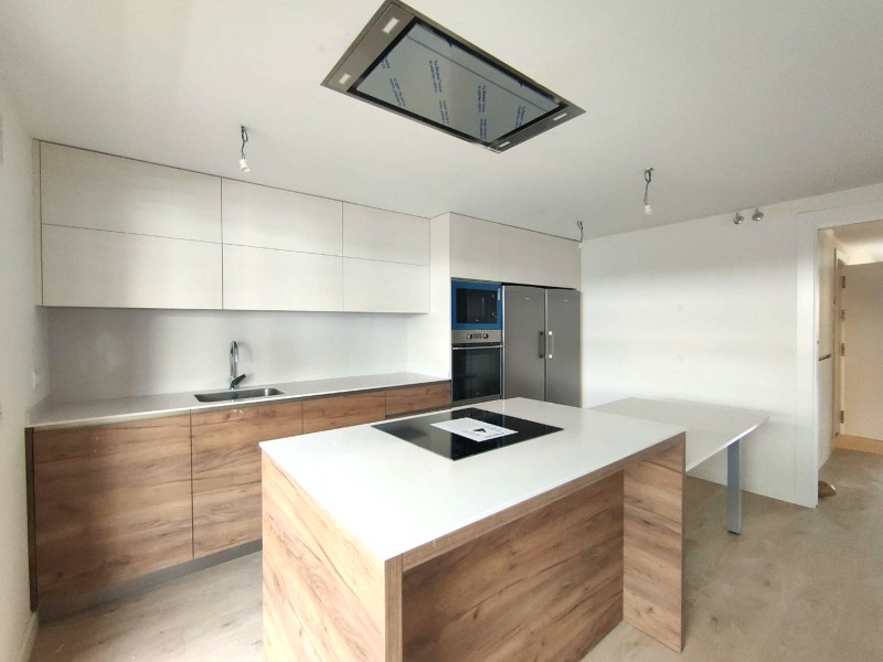 Cocina con isla en una vivienda del Residencial Camellia Garden
