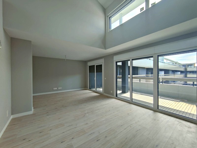 Ático dúplex con salón a doble altura en Residencial Camellia Garden